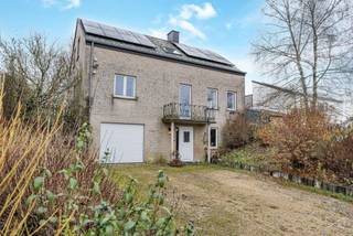 We Invest Zuid-Luxemburg presenteert deze prachtige 4-gevelvilla, gebouwd in 2003, gelegen in het geliefde dorp Marbehan (gemeente Habay)...