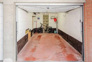 <strong>Ligging</strong> <br /><br />Gelegen in de Guldenspoorstraat aan het <strong>Koning Albertpark </strong>te Gent. Op wandelafstand van het centrum en heeft een makkelijke verbinding met het openbaar vervoer alsook de E40/E17.<br /><br />De <strong>afgesloten garagebox</strong> bevindt zich in de Résidentie Pénélope <strong>op de hoek van de Hofstraat en de Guldenspoorstraat</strong>. De garage geeft uit op de binnenkoer. <br /><br />Afmetingen H 1,93m - B 2,63m - L 5,48m<br /><br />Voor inlichtingen en/of bezoek, bel Guillaume Delbecque <strong>0472 25 70 76</strong>