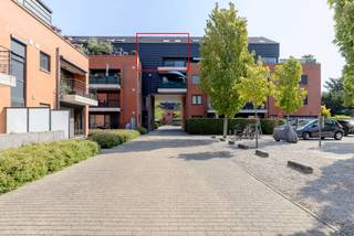 <strong>Instapklaar 3-slaapkamer appartement met terras, voldoende bergruimte én een ondergrondse autostaanplaats. Dit op een zeer centrale locatie op wandelafstand van het treinstation en stadscentrum van Herentals. EPC Label-B - Elektriciteit conform<br /><br />Ligging: </strong>Net buiten de grootste drukte van het stadscentrum en toch binnen de ring van Herentals met het treinstation, stadscentrum, scholen en horeca binnen handbereik. Ook het zwembad en sportfaciliteiten zijn vlak bij.<br /><strong><br />Indeling: -1: </strong>ondergrondse autostaanplaats <strong>0: </strong>inkomhal, leefruimte met open keuken, berging, terras<strong> +1: </strong>3 slaapkamers, badkamer, toilet, berging<br /><strong><br />Beschrijving: </strong>Het appartement is gelegen in het project 'Dorp in't Groen' en werd gebouwd in 2005. In de loop der jaren werd er steeds de nodige zorg voor gedragen en kleine aanpassingswerken uitgevoerd indien nodig.<br /><br />Het omvat een ruim appartement van 132 m² dewelke we betreden via de inkomhal met ingemaakte vestiairekast en apart toilet. <br />Vervolgens is er de leefruimte met aansleutend de open keuken dewelke een aangenaam en open geheel vormen. De keuken is volledig uitgerust en beschikt over een afwasmachine. Naast de keuken is er een eerste, handige berging.<br /><br />Het terras bevindt zich vooraan het gebouw en geniet een Westelijke oriëntatie. Ideaal om te genieten van het avondzonnetje, zonder al te veel onderhoud! Wie toch de benen wil strekken voor een wandeling of looptocht zit zo aan de Nete en in de natuur.<br /><br />Boven zijn er 3 volwaardige slaapkamers en een volledig uitgeruste badkamer. Deze beschikt over zowel een bad als douche én een dubbel lavabomeubel.<br />Een extra berging en een tweede toilet vervolledigen de 1ste verdieping.<br /><br />Ondergronds is er een autostaanplaats aanwezig.<br /><br /><strong>Bijzondere informatieplicht:</strong> in aanvraag