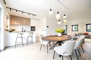<p><strong>Maria Lauwershof - Wielsbeke </strong><br /><br />Deze kwalitatieve energiezuinige nieuwbouwwoningen zijn topgelegen, op wandelafstand van de Leie, en nabij scholen, winkels, en openbaar vervoer. Voorzien van een leuk speelplein, voldoende parking, en er is de mogelijkheid te kopen aan 6% BTW. <br /><br />INDELING: inkom en traphal, apart toilet, gezellige lichtrijke leefruimte met open geïnstalleerde keuken met extra ontbijthoek/eilandgedeelte, handige berging/wasplaats. Op het 1ste verdiep bevinden zich de overloop, moderne badkamer (ligbad, douche en dubbele lavabo), en 2 slaapkamers. Op het 2de verdiep bevindt zich de masterbedroom. <br />Leuke tuintjes met terras, en carport met extra tuinberging. <br /><br />TROEVEN: deels opgeleverd dus instapklaar, regenwaterput, warmtepompen, conforme elektriciteit.</p>
