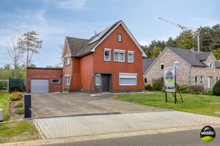 Deze gezinswoning is gelegen aan Hemelrijk 82 in Heusden-Zolder, een rustige en aangename woonomgeving met een uitstekende bereikbaarheid. De...