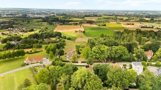 Demeure de caractère idéalement située, offrant une vue exceptionnelle depuis trois angles.Cette charmante propriété, avec terrain à bâtir attenant,...