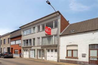 Deze te renoveren woning is gelegen in de straat Rozendaal in Geel, op een uiterst centrale locatie. Dankzij de gunstige ligging bevinden scholen, winkels, openbaar vervoer en horecazaken zich op wandelafstand. Bovendien geniet u hier van een vlotte verbinding naar de omliggende gemeenten.<br /><br />Bij het betreden van de woning komt u in de inkomhal. Gevolgd door een aangename eet- en leefruimte waar u in alle comfort kunt genieten van gezellige momenten met familie en vrienden. De keuken sluit hier mooi op aan en is praktisch ingericht. Achteraan de woning bevindt zich een apart toilet en een badkamer uitgerust met een wastafel en een ligbad. Daarnaast beschikt deze verdieping over een inpandige garage en de toegang tot een voorraadkelder.<br /><br />Op de eerste verdieping bevinden zich twee volwaardige slaapkamers en een apart toilet. <br /><br />De tweede verdieping biedt nog eens twee extra slaapkamers, waardoor deze woning perfect geschikt is voor grotere gezinnen, thuiswerkers of wie extra hobby- of logeerruimte wenst.<br /><br />Buiten geniet u van een onderhoudsvriendelijke stadstuin, waar u in alle rust kunt ontspannen zonder veel onderhoud.<br /><br />Extra:<br />- Centrale ligging<br />- Gezellige stadstuin<br />- Renovatieverplichting voor residentiële gebouwen is van toepassing. Meer info: https://energiesparen.be/renovatieverplichting.<br /><br />Voor meer informatie of een bezoek, neem contact met ons op via info@vastengoed.be of bel naar 014/72 73 74.<br /><br />Wenst u een gratis schatting van uw eigendom? Neem contact met ons op via 014/72 73 74.