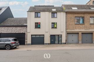 Ben jij op zoek naar een betaalbare en centraal gelegen woning met een goede EPC-score in Oudenaarde? Gevonden!<br /><br />De praktische garage, de uitstekende ligging op een boogscheut van winkels, scholen en openbaar vervoer, en de lichtrijke ruimtes zijn maar enkele van de vele troeven die we hier terugvinden.<br /><br />INDELING:<br /><br />GLV:<br />Je kan de woning betreden via de inkomhal of rechtstreeks via de garage, wat zorgt voor extra comfort en gebruiksgemak.<br /><br />1eV:<br />Op het eerste verdiep bevindt zich het leefgedeelte. Hier vinden we een open leefruimte met keuken, een praktische wasplaats en een gastentoilet.<br /><br />2eV:<br />Op het tweede verdiep kom je boven in een ruime nachthal die perfect kan dienen als bureau of hobbyruimte. Verder bevinden zich hier twee slaapkamers en een badkamer.<br /><br />Ben jij op zoek naar een betaalbare woning met garage en een centrale ligging in Oudenaarde? Aarzel dan zeker niet en plan vandaag nog je bezoek in!