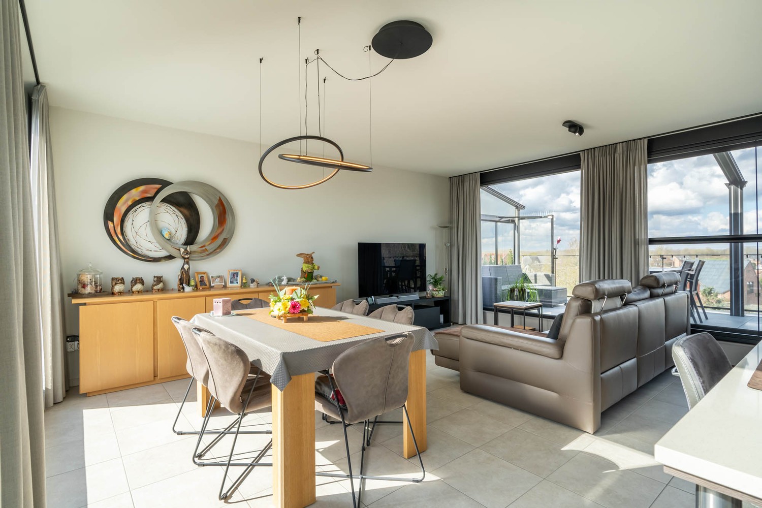 Recent, modern twee-slaapkamer appartement inclusief kelder en twee ondergrondse autostaanplaatsen te Werchter ! - foto 5