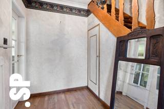 Te renoveren woonst in centrum Vorselaar.<br />Deze woning is uitstekend gelegen dankzij zijn toegankelijkheid vooraan én achteraan het perceel waardoor er een vlotte verbinding is naar de garage en bijhorende opslagplaats.<br /><br />Indeling: inkomhal, ruime en lichtrijke leefruimte, keuken, veranda (met ruimte voor een houtkachel) en een gastentoilet.<br />Op de eerste verdieping treffen we twee grote slaapkamers en een grotendeels gerenoveerde badkamer met wasaansluitingen.<br />Buiten treffen we een mooi onderhouden tuin met achteraan een ruime opslag én garage die tevens langs een achterliggende weg vlot bereikbaar is.<br /><br />Wenst u graag deze woning te bezoeken? Contacteer IMMO SP op het nummer 014/51.95.00 of via caro@immosp.be