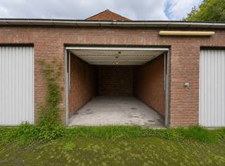 Bent u de dagelijkse zoektocht naar een parkeerplek beu, of heeft u dringend nood aan extra, droge opslagruimte? Aan de Pastoor Vendelmansstraat 35...