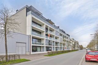 Appartement met frontaal zicht op de Schelde. INDELING Langs de inkomhal met toilet en bijhorende berging kom je terecht in de living met open...