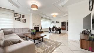 <p>Bij ImmoFusion 7/7 “open huis”: klik op onze 3D-TOUR.<br />Ervaar vastgoed alsof je er zelf doorloopt!</p>
<p>Ontdek deze charmante <strong>open bebouwing</strong> aan de <strong>Edward Staintonstraat 17 in Heusden-Zolder</strong>, perfect gelegen in het <strong>centrum van Heusden</strong>. Deze woning met een bewoonbare oppervlakte van <strong>125 m²</strong> staat op een perceel van <strong>450 m²</strong> met een <strong>straatbreedte van 29 meter</strong> en biedt alles wat je zoekt in een instapklare gezinswoning!</p>
<p>De woning werd <strong>volledig gerenoveerd in 2010</strong> en is tot in de puntjes onderhouden. Dankzij de <strong>volledig omheinde tuin met poort</strong> geniet je hier van maximale privacy en een veilig buitengevoel voor het hele gezin.</p>
<p>Bij het binnenkomen tref je een <strong>lichte inkomhal</strong> met ruimte voor een vestiairekast. Links leidt een doorgang naar de <strong>open leefruimte</strong>, een grote gezellige ruimte die <strong>de woonkamer, eetkamer en keuken</strong> harmonieus met elkaar verbindt. De <strong>grote raampartijen</strong> zorgen voor een overvloed aan natuurlijk licht en een open, huiselijke sfeer.</p>
<p>De <strong>keuken</strong> is praktisch en ruim, in uitstekende staat en voorzien van alle nodige comfort — een aangename plek om dagelijks te koken of gezellig samen te komen. Achter de keuken vind je een <strong>tweede zitruimte</strong>, ideaal als ontspanningshoek of speelruimte, met aansluitend het <strong>eerste toilet</strong>.</p>
<p>Via een kleine trap bereik je het <strong>split-level</strong>, waar de <strong>badkamer</strong> zich bevindt: modern ingericht met een <strong>inloopdouche</strong>, <strong>tweede toilet</strong> en een <strong>stijlvolle wastafel</strong>. Verder vind je <strong>drie ruime slaapkamers</strong>, elk met voldoende lichtinval en indelingsmogelijkheden. Perfect voor een gezin of wie graag een extra bureauruimte voorziet.</p>
<p>De woning beschikt over een <strong>volledige kruipkelder</strong>, die deels werd ingericht met een <strong>inpandige garage, berging en wasruimte</strong> — handig voor opslag of als werkplaats. Achteraan bevindt zich een <strong>overdekt terras (carport)</strong>, ideaal voor gezellige zomeravonden of buiten dineren.</p>
<p>De <strong>tuin</strong> is volledig omheind en keurig aangelegd, met voldoende ruimte voor kinderen, huisdieren of tuinliefhebbers. Dankzij de <strong>centrale ligging</strong> zijn winkels, scholen en openbaar vervoer op wandelafstand, terwijl je ook snel aansluiting vindt met de autosnelweg.</p>
<p><strong>Pluspunten:</strong></p>
- Volledig instapklare open bebouwing<br />- Gerenoveerd in 2010 – dak vernieuwd en in goede staat<br />- 3 ruime slaapkamers<br />- 2 toiletten – 1 beneden, 1 op badkamer<br />- Grote open leefruimte met veel lichtinval<br />- Volledig kruipkelder met garage, berging en wasruimte<br />- Volledig omheind perceel met poort<br />- Overdekt terras aan de achterzijde<br />- Centrale ligging in het hart van Heusden<br />- Gasverwarming<br />
<p>Voor een bezichtiging ter plaatse of meer info, bel ons op 078/78.78.70, of kom gewoon binnen op ons kantoor — steeds welkom!</p>