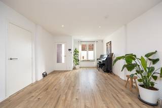 <p><span>Instapklare gezinswoning met drie slaapkamers in Mechelen</span></p><p><span> </span></p><p><span>Deze leuke gezinswoning werd de laatste jaren volledig gerenoveerd met een nieuw dak (2023), conforme elektriciteit (2025) en nieuwe ramen met driedubbele beglazing. Gelegen aan de Oude Antwerpsebaan geniet de woning van een uitstekende locatie. Winkels, scholen, apotheek en sportvelden zijn allemaal op wandelafstand te vinden. Ook met de wagen is de oprit van de E19 Antwerpen/Brussel slecht enkele minuten rijden. Binnen bevinden zich drie ruime slaapkamers, een vernieuwde keuken en badkamer. De diepe stadstuin werd ook onder handen genomen (2026) en is nu een aangename plek om buiten te vertoeven.</span></p><p><span> </span></p><p><span>Indeling</span></p><p><span> </span></p><p><span>Kelder</span></p><p><span> </span></p><p><span>Gelijkvloers </span></p><p><span>- inkomhal</span></p><p><span>- woonkamer</span></p><p><span>- keuken</span></p><p><span>- badkamer</span></p><p><span>- tuin</span></p><p><span> </span></p><p><span>Eerste verdieping</span></p><p><span>- slaapkamer 1</span></p><p><span>- slaapkamer 2</span></p><p><span> </span></p><p><span>Zolderverdieping</span></p><p><span>- slaapkamer 3</span></p><p><span> </span></p><p><span>Troeven</span></p><p><span>- uitstekende locatie</span></p><p><span>- vernieuwd dak en ramen</span></p><p><span>- drie slaapkamers</span></p><p><span> </span></p><p><span>Ben jij geïnteresseerd in deze woning gelegen in Mechelen, ben je op zoek naar ander vastgoed, een investering of wens je de waarde van jouw eigendom te kennen? Dan ben je bij BOLT Immo aan het juiste adres! Wij helpen jou graag verder. </span><span> </span></p><p><span> </span></p>