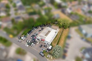 <p><span>A vendre : bâtiment industriel polyvalent avec résidence Helststraat 53, Aartselaar</span></p><p><span>Travailler et vivre en un seul endroit, idéal pour les entrepreneurs et les investisseurs</span></p><p><span>Découvrez cette propriété exceptionnelle au cœur d'Aartselaar : un </span><span>bâtiment industriel</span><span>spacieux </span><span> avec une </span><span>habitation attenante</span><span>, situé à un emplacement stratégique dans la Helststraat. Parfaitement adapté aux indépendants, aux investisseurs ou aux entrepreneurs souhaitant combiner vie et travail.</span></p><h3><span>Bâtiment industriel</span></h3><ul><li><span>Utilisation actuelle : garage pour l'</span><span>achat, la vente et les réparations</span></li><li><span>Partiellement loué,</span><span> revenu locatif direct</span></li><li><span>Grand atelier et zone de stockage</span></li><li><span>Grande allée et aire de stationnement</span></li><li><span>Idéal pour garage, atelier, stockage ou autres activités artisanales ou commerciales</span></li></ul><h3><span>Maison d'habitation à l'arrière</span></h3><ul><li><span>Maison familiale à part entière avec entrée séparée</span></li><li><span>Espaces de vie et jardin agréables</span></li><li><span>Peut parfaitement servir d'habitation propre ou de logement locatif supplémentaire</span></li></ul><h3><span>Situation</span></h3><ul><li><span>Facilement accessible par les autoroutes A12 et E19</span></li><li><span>A quelques minutes d'Anvers</span></li><li><span>Situé dans une zone industrielle avec une composante résidentielle : une combinaison rare !</span></li></ul><h3><span>Avantages</span></h3><ul><li><span>Combinaison d'un usage professionnel et résidentiel</span></li><li><span>Opportunité d'investissement</span><span>intéressante </span><span> grâce au flux locatif existant</span></li><li><span>Convient à diverses utilisations (garage, entrepôt, atelier, stockage, showroom, ...)</span></li></ul><p><span> </span></p><p><span> </span></p><p><span>Estimation gratuite de votre bien avec conseils ?</span></p><p><span>N'hésitez pas à nous contacter.</span></p><p><span> </span></p><p>Jens<span><span>Urbain<br />Jens</span></span><span>@home4you.be<br />+32 467 013 655<br />7/7 disponible<br />BIV 516 742</span></p>