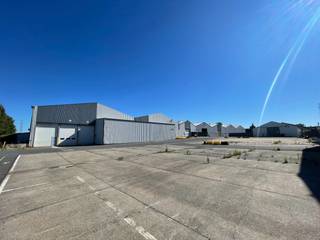 Magazijnruimte met een oppervlakte van 1.000 m² te huur in combinatie met +/- 1.800 m² verharde buitenruimte in Zedelgem, fantastisch gelegen langs...