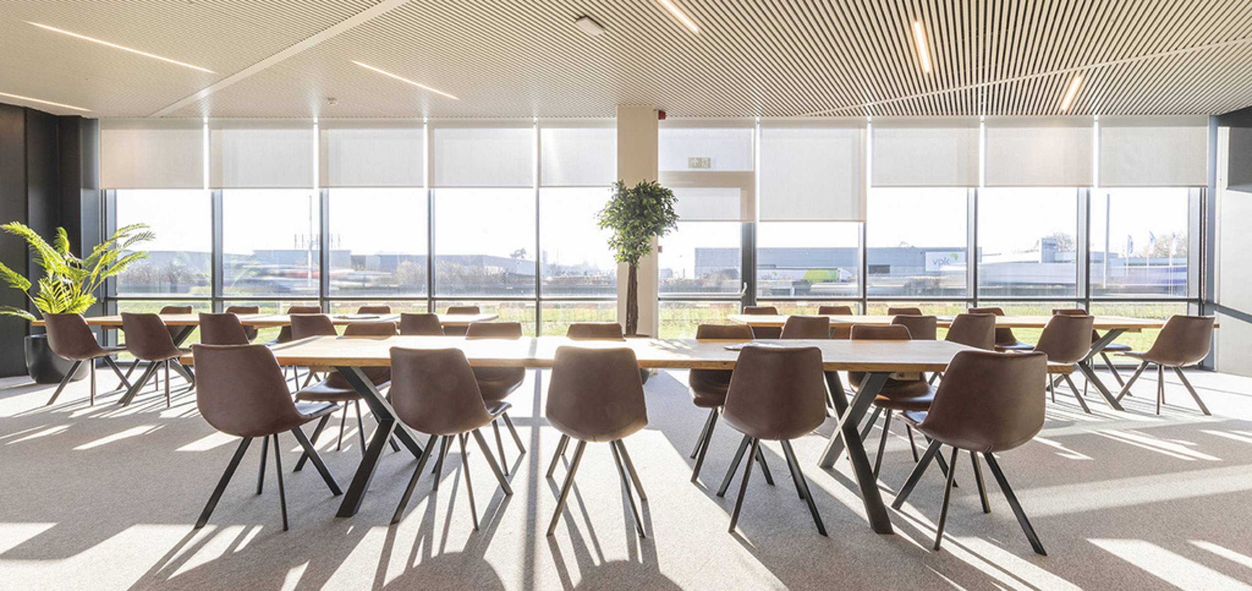 Kantoorruimte voor 8 werkposten te huur op de gelijkvloerse - foto 2