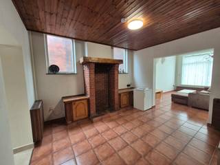<p>Bent u op zoek naar een comfortabele en instapklare gezinswoning? Dan is deze verzorgde rijwoning zeker een bezoek waard.<br /><br />De woning beschikt over een grote leefruimte en een volledig uitgeruste keuken met een combi-oven, vaatwasser, koelkast, diepvries en gasvuur. Dankzij de praktische indeling en de aanwezige toestellen geniet u van alle hedendaags comfort.<br /><br />Via de trap komt u tot de drie volwaardige slaapkamers. De badkamer is uitgerust met een douche en de woning beschikt bovendien over een apart gastentoilet.<br /><br />Verder is er nog een grote kelder met veel bergruimte aanwezig.<br /><br />Onmiddellijk beschikbaar<br /><br />Heb je interesse? Vraag uw bezoek aan via onze website https://www.immovl.be/te-huur/list en druk op de knop '<strong>IK WENS EEN BEZOEK</strong>'.</p>