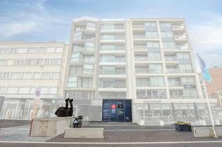 Moderne nieuwbouw handelsruimte met (181 m²) te huur op topligging te OostduinkerkeDit vastgoed is gelegen op het bruisende Astridplein en biedt bijzonder veel visibiliteit voor uitbating van diverse activiteiten.Indeling:- handels gelijkvloers ( ca. 151 m²)- stockageruimte ( ca. 31 m²)Troeven:- Verzorgd winkelpand / kantoor- Moderne winkelfaçade- Bijzonder grote glaspartijen- Aantrekkelijke ligging- vele parkeermogelijkheden- tal van invullingen mogelijkModaliteiten:- onroerende voorheffing ten laste van de huurder- horeca light toegelaten in de statuten- onmiddellijk beschikbaar- afwerking nog bespreekbaar mits opleg meerprijsMobiliteit:- gelegen aan de Koninklijke Baan- vlot bereikbaar via openbaar vervoer, met de auto of te voetOp een boogscheut gelegen van de bruisende Zeedijk en dicht bij diverse winkelstraten en supermarkten. Aarzel zeker niet ons te contacteren op 0473/56.01.82 of business.brugge@dewaele.com indien dit bedrijfsvastgoed bestaande uit een handelsruimte/kantoor te huur in centrum Oostduinkerke u mogelijks kan interesseren.