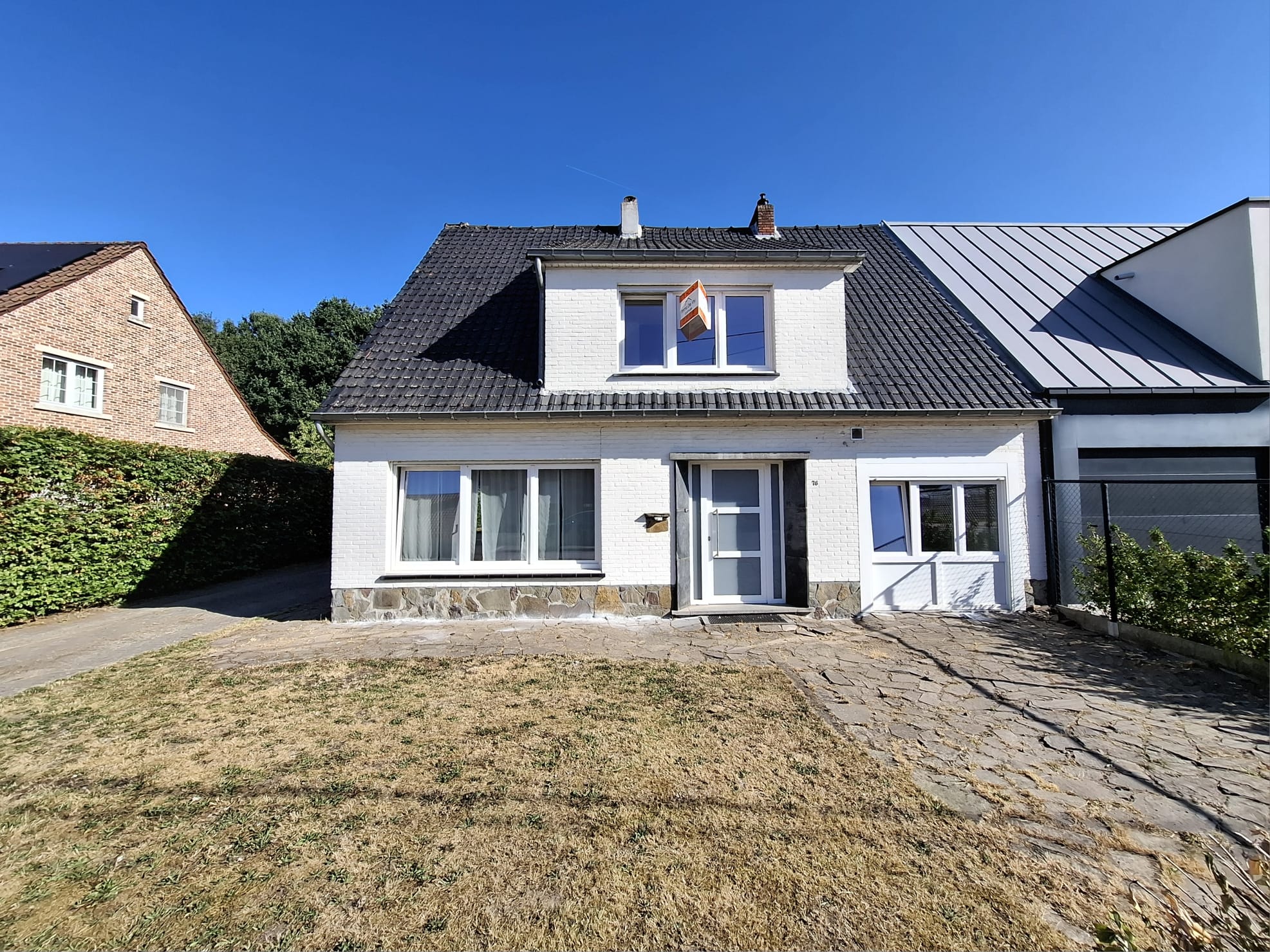 Woning met ruime woonkamer, ingerichte keuken, 2 ruime slaapkamers, badkamer met ligbad en tuin.