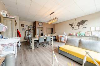 Ontdek dit interessante opbrengsteigendom te koop, rustig gelegen langs de Dokter Eduard Moreauxlaan te Oostende. Het gebouw omvat vier verhuurde en vergunde entiteiten op een uitstekende locatie vlakbij het strand, lokale voorzieningen en het openbaar vervoer. Een ideale opportuniteit voor investeerders.*Het gelijkvloers (appartement 0001 - 111m²)- ruime woonkamer, geïnstalleerde keuken, terras, apart toilet, nachthal, badkamer voorzien van lavabo en douche, berging, slaapkamer 1 en slaapkamer 2. - EPC 525 kWh/m² - verhuurd aan 460 euro per maand * Tussenverdieping (studio 0102 - 49m²)- leefruimte, open geïnstalleerde keuken, slaaphoek, badkamer met lavabo en douche.- EPC 542 kWh/m²- verhuurd aan 500 euro per maand* Eerste verdieping (appartement 0101 - 74m²) - inkomhal, lichtrijke woonkamer, geïnstalleerde keuken, badkamer voorzien van lavabo en douche en slaapkamer. - EPC van 169 kWh/m²- verhuurd aan 511 euro per maand* Tweede verdieping (appartement 0201 - 74m²) - inkomhal, lichtrijke woonkamer, geïnstalleerde keuken, badkamer voorzien van lavabo en douche en slaapkamer. - EPC 197 kWh/m² - verhuurd aan 407 euro per maand Pluspunten: - rustige buurt vlakbij het strand- 4 vergunde entiteiten- elk appartement beschikt over een privatieve berging- fietsenberging in het gebouwOp zoek naar een opbrengsteigendom te koop? Contacteer ons voor een bezoek ter plaatse!EPC: 542 kWh/m²EPC: 169 kWh/m²Bestuursmaatregelen in het maatregelenregister: nee