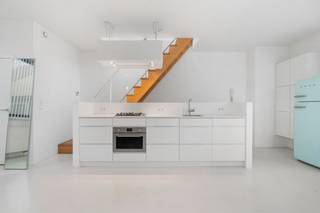[[ DIT PAND NEEMT DEEL AAN DE ERA OPEN HUIZEN DAG OP 13/6 VAN 14:30 TOT 15:30 ]]
<p>Te koop: stijlvol duplex-appartement – Gelegen in het historisch centrum 'Schipperskwartier' op wandelafstand van de Scheldekaaien, het Eilandje en de Grote Markt. Een buurt met een rauw, authentiek randje die volop in positieve ontwikkeling is en enorm geliefd is bij wij houdt van het echte Antwerpen.</p>

<p>Dit architecturaal ontworpen duplex-appartement van BULK Architecten verrast vanaf het eerste moment. Via je privatieve inkomhal stap je binnen zoals in een eigen woning. De duplexindeling, open ruimtes en grote raampartijen creëren een heerlijk loftgevoel met veel licht en lucht.</p>

<p>Bij het appartement hoort een autostaanplaats, aan te kopen voor €35.000.<br /><br />Indeling<br /><strong>1eV:</strong> Twee volwaardige slaapkamers, een hal met ingemaakte kasten - ideaal als dressing, een badkamer met ligbad en dubbele wastafel, een apart toilet.</p>

<p><strong>2eV: </strong>Ruime, lichtrijke woonkamer, met een open, volledig uitgeruste keuken voorzien van spoelbak, vaatwasser, koelkast met vriesvak, combi-oven en gaskookplaat, een berging met aansluitingen voor was-en droogmachine.</p>

<p><strong>3eV: </strong>Tot slot, neem je de trap naar het zonnige dakterras. Hier is het de hele dag heerlijk vertoeven! </p>

<p>Troeven</p>

<ul><li>Koffiebars, winkels, parken en openbaar vervoer op wandelafstand</li><li>Duplex met loftgevoel én zonnig terras</li><li>Architectuur met karakter en een warm thuisgevoel</li></ul>

<p>Contacteer vandaag nog je ERA-makelaar voor een bezoek. JOUW DROOMAPPARTEMENT. ZO GEVONDEN!</p>