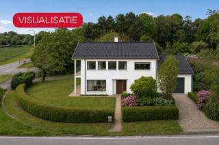 Deze ruime woning is gelegen in een aangename en groene omgeving nabij het Groenhovebos, waar rust en een vlotte bereikbaarheid hand in hand gaan. Dankzij de vlotte verbinding naar Torhout en de belangrijkste invalswegen geniet u hier van een uitstekende ligging. De woning bevindt zich op een mooi perceel van 1.188 m² en beschikt over een praktische indeling, ruime kamers en tal van mogelijkheden voor wie de woning verder naar eigen smaak wenst in te richten. Vanuit verschillende ruimtes geniet u bovendien van een aangenaam open zicht op de omliggende velden, wat bijdraagt aan het rustige karakter van de woning.<br /><br />Indeling als volgt: inkomhal, ruime en lichtrijke leefruimte met gezellige zit- en eethoek, geïnstalleerde keuken, badkamer, vier volwaardige slaapkamers en een ruime inpandige garage. Op het eerste verdiep bevindt zich bovendien een ruime zolder, die tal van mogelijkheden biedt en perfect kan worden ingericht als extra badkamer of bijkomende opslagruimte.<br />Buiten geniet u van een ruime tuin rondom de woning, waar rust en groen centraal staan. Daarnaast beschikt de woning over twee garages, wat zorgt voor extra comfort en tal van praktische mogelijkheden.<br /><br />Een interessante opportuniteit voor wie op zoek is naar een ruime gezinswoning met vier slaapkamers, een groot perceel en een uitstekende ligging nabij natuur en belangrijke verbindingswegen.<br /><br />Renovatieplicht van toepassing.<br />Voor meer informatie of een bezoek ter plaatse, aarzel niet en bel Ward op 0470 20 66 88.