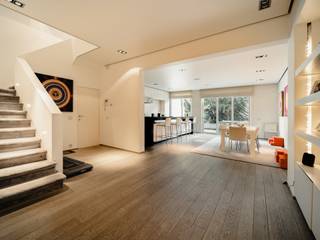 On the prestigious avenue Franklin Roosevelt, a stone's throw from the Bois de la Cambre, this beautiful manor house was built in 1940 and...