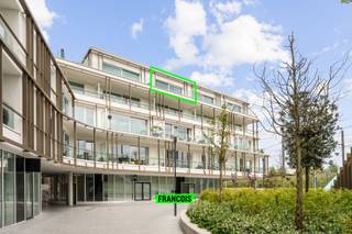 Ontdek dit prachtig 2-slaapkamerappartement, ideaal gelegen in de moderne residentie Roelevard in Roeselare. Bij het binnenkomen wordt u verwelkomd in een verzorgde inkomhal die toegang biedt tot de verschillende ruimtes.<br /><br />De lichtrijke leefruimte vormt het hart van het appartement en sluit naadloos aan op een open, hedendaagse keuken. Dankzij de grote raampartijen geniet u hier van een overvloed aan natuurlijk licht, wat bijdraagt aan een aangenaam en ruimtelijk gevoel.<br /><br />Het appartement beschikt over twee volwaardige slaapkamers, perfect als hoofdslaapkamer en extra kamer voor kinderen, bureau of hobbyruimte. De badkamer is praktisch en comfortabel ingericht, afgestemd op de noden van vandaag.<br /><br />Een absolute troef is het zuidgerichte terras, waar u volop kan genieten van zon en rust, ideaal om te ontspannen na een drukke dag.<br /><br />De residentie zelf onderscheidt zich door haar kwalitatieve afwerking en hedendaagse architectuur, met oog voor energiezuinigheid en wooncomfort. Bovendien bevindt u zich op een strategische locatie in Roeselare, met vlotte verbindingen naar invalswegen, winkels, scholen en openbaar vervoer. Mogelijkheid van bijhuren van een ondergrondse garage voor 70€/maand.<br /><br />Bovendien is het appartement aangesloten op het warmtenet, wat zorgt voor een energiezuinige verwarming en bijzonder lage verbruikskosten.<br /><br />Kortom, een instapklaar appartement dat comfort, licht, energie-efficiëntie en een uitstekende ligging perfect combineert.<br /><br />Huurprijs= 770€ + 75€ syndic + 70€ garage = 915€