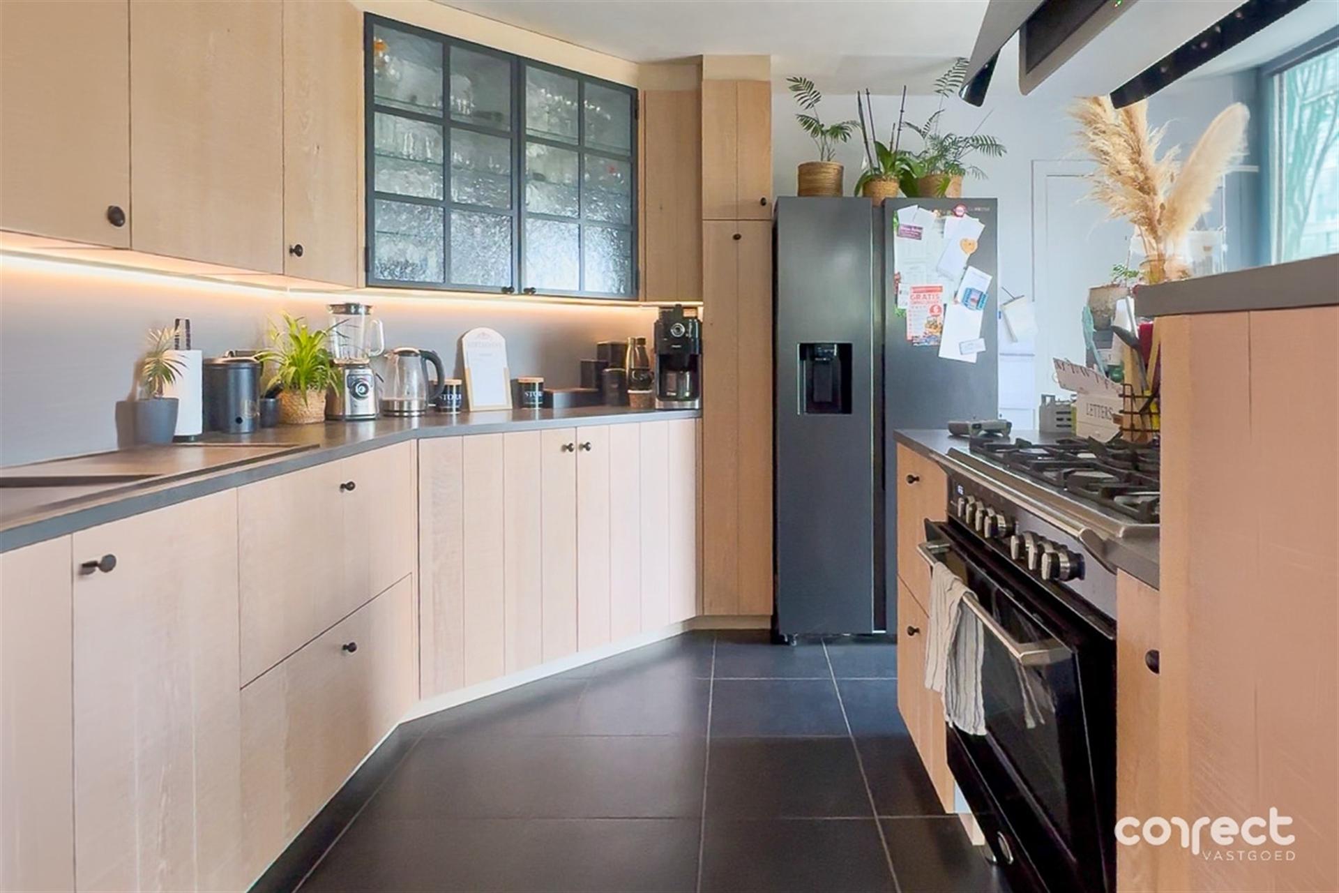 Op een perceel van 1.023 m² bevindt zich deze ruime villa met vier slaapkamers, rustig gelegen in Pervijze. - foto 5