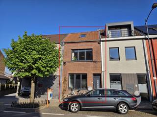 <p><span>Gezellige ééngezinswoning te huur met top ligging, vlak bij het trein en busstation van Herent.</span></p><p><span>In de inkom is er een handige vestiaire kast ingebouwd.</span></p><p><span>In de leefruimte is er een gezellig salon, een zonnige eetplaats en een fraai afgewerkte keuken met veel opslagruimte die tevens voorzien is van alle nodige toestellen ( frigo, kookplaat, combi oven, afwasmachine .... ) </span></p><p><span>Naast deze keuken is er een handige wasplaats, een toilet en doorgang naar de tuin.</span></p><p><span>Op de 1e verdieping is er een grote slaapkamer en een kleine slaapkamer alsook de badkamer.</span></p><p><span>De prachtig afgewerkte badkamer is voorzien van een wastafel, en spiegelkast, een handdoek verwarming, een 2e toilet en een stijlvolle douche. </span></p><p><span>Op de bovenste verdieping is er een extra grote slaapkamer.</span></p><p><span> </span></p><p><span>Aan de achterkant van de woning is er een koer die toegang geeft tot een ruime berging, een gedeelde wandelweg met de buren en een gezellig overdekt terras met kleine groene tuin. </span></p><p><span>De woning is reeds voorzien van verlichting en gordijnen.</span></p><p><span>Beschikbaar vanaf 1/12/2026</span></p><p><span>Deze woning is niet voorzien van een vaste staanplaats voor een wagen maar door de vrije staanplaatsen voor de deur is dit geen probleem.</span></p><p><span> </span></p><p><span>Interesse? Vraag uw bezoek aan via onze website!</span></p>