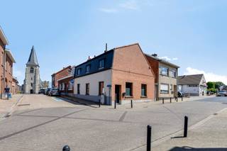 <p>Situé dans le centre animé et convivial de <strong>Brussegem</strong> (section de la commune de Merchtem), nous vous proposons cette <strong>opportunité unique</strong> : un café bien établi et reconnu, avec une <strong>riche histoire</strong> et de <strong>nombreuses possibilités</strong> !</p>
<p>Au <strong>rez-de-chaussée</strong>, vous entrez dans un <strong>espace de vie ou salle de café spacieuse</strong>, équipée du <strong>comptoir authentique d’autrefois</strong> – un véritable point d’attraction qui reflète immédiatement l’ambiance chaleureuse du bâtiment. À l’arrière, vous trouverez une <strong>cuisine en sous-sol pratique</strong> ainsi qu’un <strong>espace repas</strong>, idéal pour exploiter un établissement horeca ou aménager une brasserie conviviale.</p>
<p>Au <strong>premier étage</strong>, vous disposez d’une <strong>salle de bain équipée</strong> et de <strong>trois chambres complètes</strong>, dont une avec <strong>dressing ou espace de rangement</strong>. Cet étage offre de <strong>multiples possibilités</strong>, tant pour un usage privé que pour une extension de l’activité commerciale. Des <strong>toilettes séparées</strong> sont également prévues pour le confort des clients.</p>
<p>Ce bien a longtemps été une <strong>référence incontournable dans "Brussegem City"</strong> – un lieu vivant où convivialité et esprit communautaire sont essentiels. Parfait pour toute personne rêvant d’ouvrir son propre établissement horeca, ou pour ceux qui cherchent une <strong>opportunité d’investissement intéressante</strong> dans la région de <strong>Wemmel – Asse – Merchtem</strong>.</p>