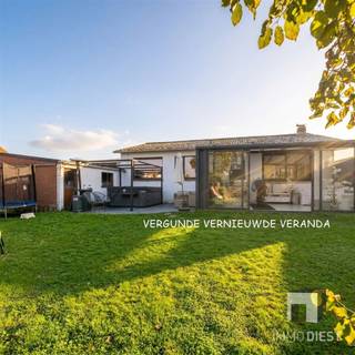 <p><span>Welkom in deze charmante gelijkvloerse woning. Op een perceel van 6a58ca en met een bewoonbare oppervlakte van 123 m² biedt deze woning alles voor wie graag praktisch, gezellig én toekomstgericht woont.</span></p><p><span>De woning geniet van een residentiële ligging, dicht bij centrum, scholen, winkels en de opritten van de E313 en E314. Binnen ontdekt u een aangename leefruimte met parketvloer, aansluitend op een gerenoveerde open keuken uit 2022, uitgerust met alle comfort. Ook de luxueuze badkamer, eveneens vernieuwd in 2022, is een echte troef met dubbele douche, dubbele lavabo en ligbad.</span></p><p><span>Dankzij het gelijkvloerse karakter zonder trappen is dit huis ideaal om lang en zorgeloos te blijven wonen. De woning beschikt bovendien over conforme elektriciteit, een EPC-label C, geïsoleerde dakvloer en spouwen, verwarming op gas en vernieuwde PVC-ramen in 2026. De veranda werd volledig vernieuwd en vergund in 2022 en biedt een prachtig zicht op de privacyvolle tuin en omliggende natuur.</span></p><p><span>Verder zijn er een aangebouwde garage, kelder met veel opslagruimte, kruipkelder en zolder aanwezig. Een warme thuis met veel comfort, bergruimte en groen rondom.</span></p><p><span>Een instapklare woning met karakter, rust en toekomstmogelijkheden.</span></p><p><span>Opmerking: het leien dak vraagt zorgvuldig beheer.</span></p><p><span>De troeven nog eens op een rij:</span></p><p><span>* Terrein 6a58ca bewoonbare opp 123m²</span></p><p><span>* Gelijkvloers woning, geen trappen =  lang wonen</span></p><p><span>* Residentiële ligging (dicht bij centrum/scholen/winkels/opritten E313 en E314)</span></p><p><span>* Tuin met privacy</span></p><p><span>* Gerenoveerde (2022) ruime luxueuze badkamer met dubbele douche, dubbele lavabo én ligbad</span></p><p><span>* Gerenoveerde (2022) open keuken met alle comfort: ijskast met diepvriesvak, DeLonghi vuur en ovens (een kleinere en een grote) en afwasmachine (Ikea)</span></p><p><span>* Elektriciteit is conform</span></p><p><span>* Energiezuinige woning: EPC = C (dus niet renovatieplichtig); dakvloer en spouwen zijn geïsoleerd.</span></p><p><span>* Vernieuwd ramen in PVC (2026), enkel de Meranti achterdeur en ramen zijn behouden</span></p><p><span>* Woning wordt verwarmd op gas</span></p><p><span>* Keuken sluit mooi aan op de leefruimte (parketvloer)</span></p><p><span>* Veranda is volledig vernieuwd (2022) en vergund! Met zicht op de tuin en mooie natuur!</span></p><p><span>* Aangebouwde garage met manuele poort</span></p><p><span>* Ventilatie C in badkamer en toilet (2026)</span></p><p><span>* Toilet heeft Japanse optie (dient hersteld te worden)</span></p><p><span>* Kelder met veel opslagruimte, deel kruipkelder aanwezig (= ideaal voor leidingen, afvoeren, na isolatie)</span></p><p><span>* De zolder is via luik en aparte ladder bereikbaar</span></p><p><span>Kom je graag de sfeer opsnuiven? Plan dan zeker uw bezoek. Deze woning ontdekt u het best ter plaatse. Bel naar 013 31 25 22 of mail wendy@immodiest.be. We begeleiden jou hier graag rond met de glimlach!</span></p><p><span> </span></p><p><span> </span></p>