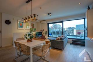 Luxueus gerenoveerd (2017) dakappartement met 1 slaapkamer en een prachtig ruim terras in centrum Antwerpen. Gelegen op een toplocatie in de...