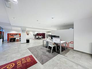 Kantoorruimte van ca. 165 m² te huur in de Stationsstraat te Waregem, op wandelafstand van het station en het centrum van Waregem. Door de...