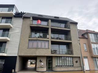 Uitstekend gelegen duplex-appartement, pal in het Centrum van Houthulst.<br /><br />Het appartement bestaat uit:<br />Ruime lichtrijke leefruimte met aansluitend zonneterras - ruime leefkeuken met aansluitend avondterras - ruime berging - toilet<br />Nachthal - 2 ruime slaapkamers - badkamer met douche, dubbele wastafel en toilet<br /><br />Bijhuren garage: 50 euro/maand<br />Syndic: 50 euro/maand<br /><br />Onmiddellijk beschikbaar
