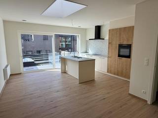 Uniek en riant wonen op de Grote Markt van Lier!<br />Prachtig, volledig nieuw en zeer ruim triplex-appartement van maar liefst 250 m², gelegen in het historische centrum van Lier, met een uniek uitzicht over de Grote Markt.<br />Dit uitzonderlijke appartement werd volledig vernieuwd en afgewerkt met kwalitatieve materialen. Dankzij de warmtepomp, zonnepanelen en uitstekende isolatie is de woning bovendien bijzonder energiezuinig. Alles is nieuw en instapklaar. Bij het binnenkomen is er een ruime inkomhal met plaats voor fietsen. Via de trap of de Schindler-binnenlift bereikt u de verdiepingen. De woning is ruim opgevat en grotendeels rolstoeltoegankelijk. Er is eveneens een videoparlofoon aanwezig. Op de eerste verdieping bevindt zich de zeer lichte leefruimte met hoge plafonds, grote raampartijen en een prachtig uitzicht op de Grote Markt. Het salon is circa 30 m² groot en beschikt over een volledige wand met ingemaakte kasten, waaronder vestiaire- en legkasten. Aansluitend bevindt zich de ruime en zonnige leefkeuken met kookeiland. De luxe ingerichte keuken is voorzien van alle nodige toestellen en biedt voldoende plaats voor een grote eettafel. Via een groot schuifraam heeft u rechtstreeks toegang tot het prachtige terras van circa 20 m². Het terras is ideaal georiënteerd en geniet volop van de avondzon: een heerlijke plek om na het werk te ontspannen, buiten te eten of gasten te ontvangen. Op deze verdieping bevindt zich eveneens een apart gastentoilet. De tweede verdieping is bereikbaar via trap en lift en omvat twee ruime slaapkamers. De eerste slaapkamer is circa 12 m² groot en beschikt over een tv-aansluiting. De tweede slaapkamer is circa 15 m² groot en beschikt over UTP- en tv-aansluiting. Verder vindt u hier een tweede apart toilet en een prachtige, volledig betegelde badkamer met een ruime inloopdouche, dubbele lavabo, badkamermeubel, spiegelkast en kolomkasten. Er is eveneens ruimte voorzien voor een wasmachine en droogkast.De bovenste verdieping beschikt over een gezellige, volledig afgewerkte polyvalente zolderkamer van circa 20 m². Deze ruimte is ideaal als derde slaapkamer, bureau, tv-kamer, hobbyruimte of logeerkamer. Daarnaast is er nog een ruime technische berging en extra bergruimte van circa 10 m².<br />Troeven:<br />*unieke ligging op de Grote Markt van Lier<br />*circa 250 m² bewoonbare oppervlakte<br />*volledig nieuw en kwalitatief afgewerkt<br />*zeer energiezuinig<br />*Vaillant-warmtepomp<br />*zonnepanelen<br />*uitstekende isolatie<br />*groot terras van circa 20 m² met avondzon<br />*zeer veel natuurlijke lichtinval<br />*hoge plafonds<br />*ruime leefruimte met zicht op de Grote Markt<br />*luxe ingerichte leefkeuken met kookeiland<br />*twee aparte toiletten<br />*ruime badkamer met inloopdouche<br />*veel ingemaakte kasten en bergruimte<br />*INTERNE private LIFT<br />*fietsenstalling<br />*grotendeels rolstoeltoegankelijk<br />Het EPC is nog niet afgeleverd vanwege de volledige vernieuwbouw. (EPB aanwezig)<br />Parkeren kan vlakbij op een betaalparking, waar ook de mogelijkheid bestaat om een abonnement te nemen.<br />Een uitzonderlijk ruim, licht en energiezuinig appartement op één van de mooiste en meest centrale locaties van Lier.<br />Voor info en bezichtiging: 0487/759.758