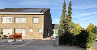 GEZINSWONING MET HEEL VEEL WOONRUIMTE  Op het einde van een doodlopende straat pakt deze half open gezinswoning het groots aan,extra large ruimtes...