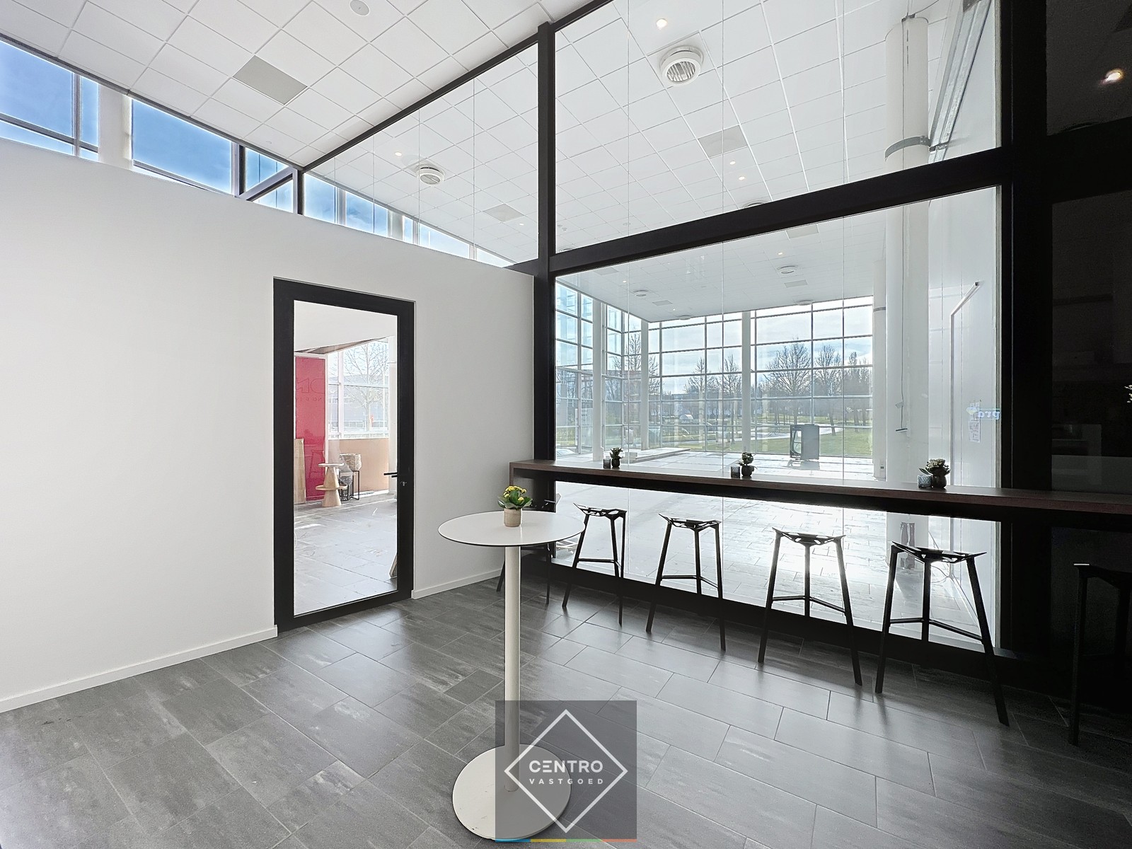 Instapklare KANTOORRUIMTE (± 225m²) - ALL-IN formule (huur, verbruik, randaccomodatie, etc.) te IEPER. - foto 4