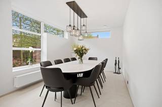 STARTPRIJS: Elk bod boven deze startprijs, wordt voorgelegd aan de eigenaars, die al dan niet kunnen in gaan op dit aanbod. Exclusieve ruime villa op...