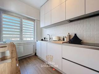 Bent je op zoek naar een woning die de perfecte balans biedt tussen een <strong>centrale ligging</strong> en een geborgen thuisgevoel?<br />Dan verwelkomt de Huisleverancier je met open armen aan deze <strong>prachtig onderhouden half-open bebouwing</strong> in de geliefde Altena-wijk in Kontich.<br /><br />Dankzij de recente <strong>renovatie in 2021</strong> geniet je hier van een modern wooncomfort. De woning baadt in het natuurlijke licht dankzij haar half-open karakter, wat zorgt voor een ruimtelijk en vrij gevoel zodra u de woonst binnenstapt.<br />De indeling biedt verrassende voordelen die perfect passen bij een hedendaagse levensstijl.<br /><br />Op het gelijkvloers vind je een <strong>ruime garage</strong>, een praktische wasplaats en de veranda die naadloos overloopt in de <strong>West-gerichte tuin</strong>. Hier geniet u van de heerlijke namiddag- en avondzon, ideaal voor een gezellige barbecue met vrienden of een rustig moment na een drukke werkdag.<br />De oprit biedt bovendien extra parkeergelegenheid voor 2 auto’s (één voor de poort, één op straat), een luxe in deze populaire buurt.<br /><br />Op de eerste verdieping verrassen we je met een <strong>royale leefruimte</strong> met grote raampartijen. De moderne keuken is functioneel ingericht en vormt het hart van de woning. Of je nu een uitgebreid diner kookt of snel ontbijt, de verbinding met de woonkamer zorgt ervoor dat je altijd in contact blijft met jouw gezin of gasten. De afwerking met degelijke materialen straalt warmte en kwaliteit uit waar we bij de Huisleverancier zo van houden: een plek waar je je meteen thuis voelt.<br /><br />De bovenste verdieping is volledig gewijd aan rust en privacy. Met <strong>twee volwaardige, ruime slaapkamers en een derde kamer</strong> die uitermate geschikt is als babykamer of bureau, biedt deze woning flexibiliteit en gemoedsrust voor elk type gezin. De badkamer is compact maar efficiënt ingedeeld, volledig in lijn met de verzorgde staat van de gehele woonst. Alles in deze woning is met zorg behandeld en vernieuwd, waardoor je letterlijk alleen nog maar uw koffers hoeft uit te pakken.<br /><br />De locatie in Kontich behoeft nauwelijks uitleg: met een uitstekende verbinding naar Antwerpen, Brussel en Mechelen woon je hier op een strategisch knooppunt, terwijl je lokaal geniet van de rust in een zone 30.<br />Je woont hier op wandelafstand van het gezellige centrum, met scholen, winkels en sportfaciliteiten binnen wandelbereik. Deze woning is een unieke kans voor wie houdt van een instapklare thuis met een ziel, op een plek waar het leven goed is.<br /><br />Bent u klaar om deze woonst in Kontich zelf te ontdekken? Plan vandaag nog jouw bezoek en laat je verrassen door de lichtinval en de warme sfeer!<br /><br />Vg-Wg-Gmo-Gvkr-Gvv-EPC : 220 kWh/m<sup>2</sup> (Label C)<br />Waterinfo : P-Score = C, G-Score = A<br /><br />Wil je graag het <strong>virtueel grondplan</strong> bekijken ? Druk dan op de knop 'Plan' helemaal onderaan op onze website bij downloads<br /><br />Dit is niet wat je zoekt ? Al gehoord van AANKOOPBEGELEIDING ? Wij zoeken, bezoeken en onderhandelen mee met jou voor eigendommen die worden aangeboden door particulieren, andere makelaars of eigendommen die zelfs (nog) niet te koop staan?<br />Vraag meer informatie over aankoopbegeleiding via welkom@dehuisleverancier.be of 0489/069.000<br /><br />de Huisleverancier : Persoonlijk, voor iedereen Service, Kwaliteit en Vertrouwen !<br />