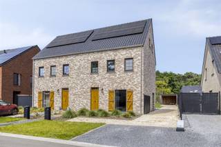 TE KOOP: Halfopen nieuwbouwwoning gelegen in een rustige omgeving te Leopoldsburg! Welkom in deze kwalitatief afgewerkte halfopen bebouwing, rustig...