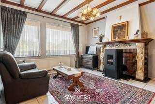 4 slaapkamers, een garage voor 2 wagens én maar liefst 12a 14ca grond in Wellen. Deze te renoveren gezinswoning biedt 145 m² bewoonbare oppervlakte en vormt een mooie basis voor wie veel ruimte zoekt en zijn toekomstige thuis volledig naar eigen smaak wil vernieuwen. Binnen vindt u onder meer een leefruimte van ca. 35 m², keuken van ca. 16 m², veranda en een grote berging van ca. 22 m². De ramen werden reeds vernieuwd en ook de buitengevel werd geïsoleerd. De absolute troef is het 1.214 m² grote perceel met zuidoostgerichte tuin, aangevuld met een garage voor 2 wagens en ruime parkeermogelijkheden. Ontdek alle foto's en mogelijkheden op www.swevers.be of plan uw bezoek via 012 699 900. Bron bewoonbare oppervlakte: EPC-verslag.