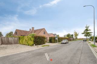 <p>Deze<strong> ruime woning</strong> aan de Elegastlaan in Izegem heeft een <strong>uiterst rustige ligging</strong> met weinig tot geen doorgaand verkeer. Wanneer je de straat uit rijdt, kom je terecht in een<strong> landelijke omgeving</strong>. Toch bevindt de woning zich vlakbij het centrum van Izegem en vlakbij <strong>belangrijke invalswegen</strong>.<br /><br />De woning beschikt over een bewoonbare oppervlakte van 212 m² en is gelegen op een <strong>perceel van 936 m²</strong>. <br /><br />De woning omvat op het gelijkvloers een lichtrijke woonkamer, een ruime keuken, twee slaapkamers en een badkamer. Daarnaast zijn er een kelder en zolder, waar je extra bergruimte hebt en waar je zeker 3 slaapkamers kan bij creëren. Tenslotte is er nog een zeer ruime garage. <br />Kortom, <strong>mogelijkheid tot 5 slaapkamers</strong>! <br /><br />De woning werd gebouwd in 1984 en biedt heel wat mogelijkheden om ze naar eigen smaak te moderniseren. <strong>Het ruime perceel en de groene omgeving</strong> maken dit een interessante woning voor wie op zoek is naar ruimte, comfort en potentieel.<br /><br />Deze woning valt onder de renovatieplicht. <br /><br />Interesse? Neem contact met ons op voor meer informatie of een bezichtiging.</p>