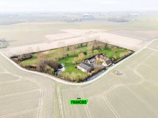 Op slechts een steenworp van de Belgische grens, in het pittoreske Hondschoote, vinden we deze uitzonderlijke hoevewoning terug. Gelegen in Chemin...