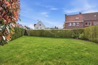 Welkom in deze halfopen woning te Kuurne. De woning heeft een ruime ingesloten zij - en achtertuin.Handig is de doorrit naar de garage (met nieuw...