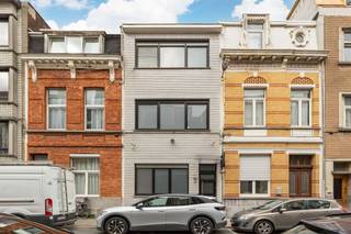  Wonen in de stad zonder in te boeten aan ruimte? Met vier slaapkamers, twee badkamers, een grote open keuken en een stadskoer heb je in deze...