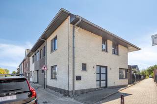 <p><span>Ontdek deze bijzonder ruime gezinswoning, gelegen aan de Oude Abdijstraat 3 in Aalst. De woning werd gebouwd in 2010 en beschikt over maar liefst 215 m² bewoonbare oppervlakte, vier volwaardige slaapkamers, twee badkamers en een gezellige tuin. Dankzij de royale volumes en de flexibele indeling is dit de ideale woning voor een groot of groeiend gezin.</span></p>
<p><span>Bij het betreden van de woning komt u terecht in een verzorgde inkomhal met een afzonderlijk gastentoilet. Aansluitend bevindt zich een praktische berging, ideaal voor het opbergen van voorraad, huishoudtoestellen en andere benodigdheden.</span></p>
<p><span>De volledig uitgeruste keuken biedt alle nodige ruimte en comfort om dagelijks te koken. De bijzonder ruime leefruimte vormt het hart van de woning en biedt voldoende plaats voor zowel een gezellige zithoek als een grote eetplaats. Dankzij de royale oppervlakte kan deze ruimte volledig naar eigen smaak en behoeften worden ingericht.</span></p>
<p><span>Vanuit de leefruimte bereikt u de aangename tuin, waar u in alle rust kunt ontspannen, gezellig kunt tafelen of de kinderen veilig kunt laten spelen. De combinatie van een ruime binnenomgeving en een eigen buitenruimte zorgt voor een bijzonder comfortabele woonbeleving.</span></p>
<p><span>Op de eerste verdieping bevinden zich drie volwaardige slaapkamers. Daarnaast beschikt deze verdieping over een zeer ruime badkamer, uitgerust met een ligbad, een afzonderlijke douche en een toilet. De royale afmetingen maken van deze badkamer een comfortabele en praktische ruimte voor het hele gezin.</span></p>
<p><span>De tweede verdieping vormt een belangrijke bijkomende troef. Hier bevindt zich een indrukwekkende kamer van circa 45 m², die momenteel als één grote ruimte kan worden gebruikt. Deze verdieping leent zich uitstekend als masterbedroom, hobbyruimte, thuiskantoor, speelkamer of polyvalente leefruimte. Dankzij haar oppervlakte kan de kamer bovendien worden onderverdeeld in twee afzonderlijke slaapkamers, waardoor de woning in totaal over vijf slaapkamers kan beschikken. Een bijkomende douchekamer op deze verdieping verhoogt het dagelijkse comfort en maakt de ruimte bijzonder geschikt als afzonderlijke verdieping voor oudere kinderen, gasten of thuiswerk.</span></p>
<p><span>Ook de ligging is een absolute meerwaarde. De woning bevindt zich aan de rand van het centrum van Aalst, waardoor winkels, scholen, horeca, sportvoorzieningen en andere dagelijkse faciliteiten vlot bereikbaar zijn. Het stadscentrum en het station van Aalst zijn gemakkelijk bereikbaar, terwijl een bushalte in de omgeving zorgt voor een goede verbinding met het openbaar vervoer.</span></p>
<p><span>Voor gezinnen en natuurliefhebbers is de nabijheid van het Rozekensbos, een bijzondere troef. Dit groene domein bevindt zich tussen onder meer de Oude Abdijstraat en de Rozendreef. Kinderen kunnen er zich uitleven op de speelheuvels en klimelementen, terwijl wandelaars kunnen genieten van het groen, het vlonderpad en de aanwezige picknickmogelijkheden. Ook Sportcentrum Ten Rozen bevindt zich in de omgeving.</span></p>
<p><span>Dankzij de combinatie van haar uitstekende ligging, de recente bouwperiode, de royale bewoonbare oppervlakte is deze woning een bijzonder interessante opportuniteit voor wie ruim en comfortabel wil wonen nabij het centrum van Aalst.<br /><br />SI: in aanvraag.</span></p>
<p><span>Bent u op zoek naar een ruime en veelzijdige gezinswoning met bijzonder veel mogelijkheden? Neem dan contact met ons op via </span><strong><span>dilbeek@weinvest.be</span></strong><span> of </span><strong><span>0497 248 251</span></strong><span> voor meer informatie of om een bezoek in te plannen.</span></p>