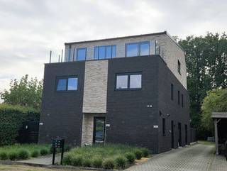 <p><span>Op zoek naar de ruimte en het comfort van een woning, gecombineerd met het gemak van een appartement? Dit ruime duplexappartement van maar liefst 144 m² is gelegen nabij het centrum van Hulshout, op fietsafstand van scholen en lokale handelaars en vlak bij het openbaar vervoer. </span></p><p><span>Het appartement bevindt zich in een kleinschalig gebouw met slechts drie appartementen. Dankzij de private ingang, de royale leefruimtes en de aangename tuin geniet u hier van een echt huisgevoel. Bovendien zijn de gemeenschappelijke kosten bijzonder laag.</span></p><p><span>Indeling:</span></p><p><span>Via de private inkomhal met gastentoilet komt u in de ruime, lichtrijke woonkamer, waar voldoende plaats is voor een gezellige zithoek en een volwaardige eetplaats. De open keuken vormt het hart van de leefruimte en is uitgerust met alle nodige comfort en toestellen. Vanuit de keuken heeft u rechtstreeks toegang tot de aangename, zuidgerichte tuin, waar u in alle rust kunt genieten van zonnige dagen. De tuin is volledig omheind en geeft rechtstreeks toegang naar de staanplaatsen achteraan. Verder beschikt het appartement over een praktische berging en wasplaats.</span></p><p><span>Op de éérste verdieping geeft de nachthal, met handige kastruimte, toegang tot drie ruime slaapkamers en een comfortabele badkamer met inloopdouche, lavabomeubel en een tweede toilet.</span></p><p><span>Ook buiten heeft dit appartement heel wat te bieden. De zuidgerichte tuin vormt een heerlijke plek om te ontspannen, gezellig te tafelen of te genieten met familie en vrienden.</span></p><p><span>Als extra troef zijn </span><span>twee staanplaatsen inbegrepen in de verkoopprijs</span><span>.</span></p><p><span> </span></p><p><span>Troeven op een rijtje:</span></p><ul><li><span>Kleinschalig gebouw met slechts drie appartementen</span></li><li><span>Ruim duplexappartement van 144 m² met drie volwaardige slaapkamers</span></li><li><span>Private ingang en een aangenaam huisgevoel</span></li><li><span>Zonnige, zuidgerichte tuin</span></li><li><span>Twee inbegrepen staanplaatsen</span></li><li><span>Energiezuinig met EPC-label A - Vloerverwarming op aardgas</span></li><li><span>Elektrische installatie conform</span></li><li><span>Zeer beperkte gemeenschappelijke kosten</span></li><li><span>Gunstige ligging nabij het centrum van Hulshout</span></li></ul><p><span>Een ideaal appartement voor wie op zoek is naar ruimte, comfort, een eigen tuin en een praktische ligging.</span></p><p><span> </span></p><p><span>Interesse?</span><span> Contacteer ons kantoor Dupont Vastgoed voor meer informatie of een bezoek ter plaatse op het nummer 015 15 15 15. We laten u dit ruime duplexappartement met plezier ontdekken!</span></p>