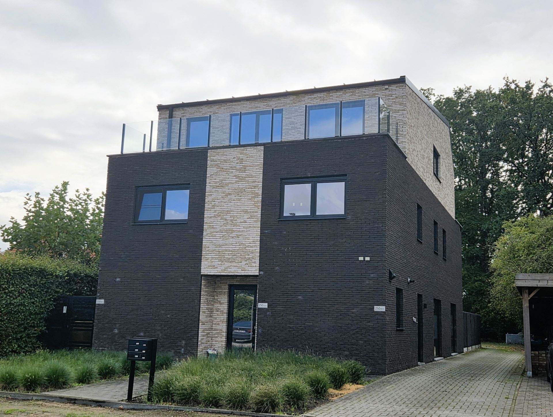 Ruim duplexapp van 144 m², 3 slpks met zuidgerichte tuin en 2 staanplaatsen - foto 1