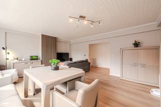 Zeer gezellig appartement te koop langs de Tarwestraat op de eerste verdieping in een rustige buurt, dichtbij openbaar vervoer en op wandelafstand van het centrum. <br /><br />Indeling: <br />- inkomhal<br />- ruime lichtrijke woonkamer<br />- keuken voorzien van een spoeltafel, keramische kookplaat, oven, wasmachine, vaatwasmachine en een frigo. <br />- toilet <br />- badkamer voorzien van een douche en lavabo <br />- slaapkamer 1 (14m²)<br />- slaapkamer 2 (9m²)<br />- privatieve kelder <br /><br />Pluspunten: <br />- ideaal als vaste woonst<br />- vlakbij vlotte invalsweg<br />- ruim appartement met veel lichtinval<br />- asbestveilig<br /><br />Op zoek naar een instapklaar appartement te koop te Oostende? Contacteer ons voor een bezoek ter plaatse. <br /><br /><br />Bestuursmaatregelen in het maatregelenregister: nee