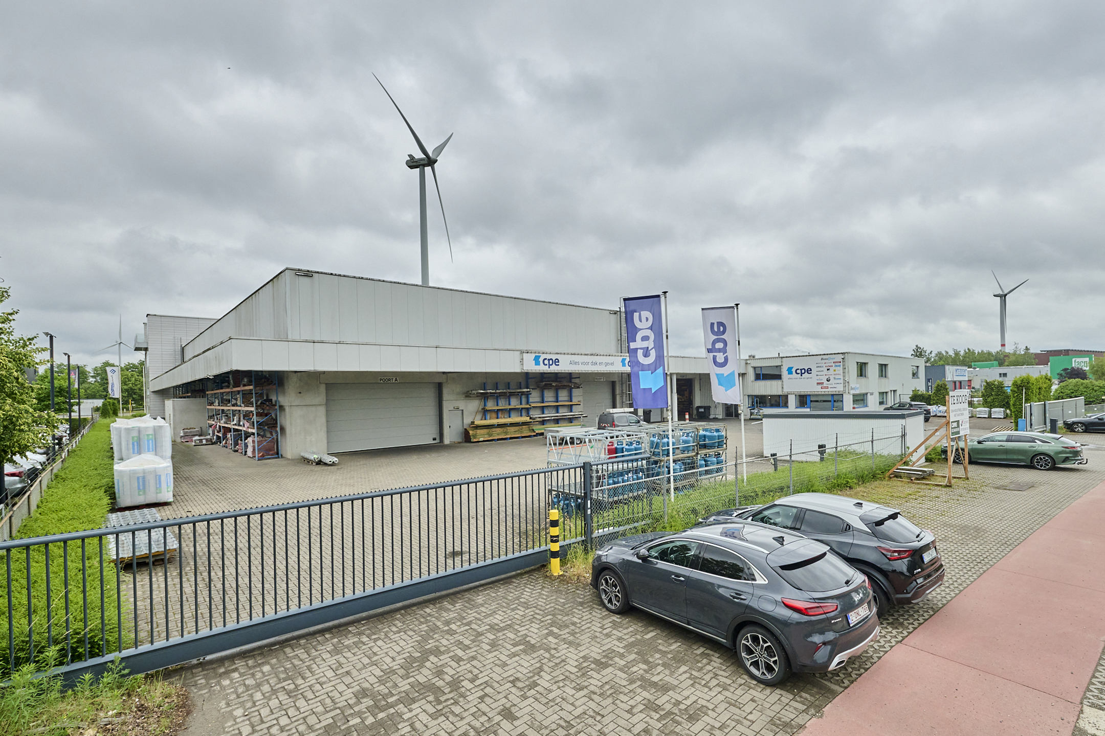 TE KOOP: MAGAZIJNEN MET RUIME KANTOREN IN GENK - foto 4