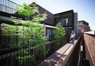 <div><span><strong>Op zoek naar charme, karakter en comfort? Welkom in d'Oude Suikerfabriek!</strong></span><br /><br />Dit prachtige nieuwbouwproject situeert zich op de plaats waar in de <strong>19e eeuw</strong> een succesvolle suikerfabriek stond. Het toenmalige <strong>directiegebouw </strong>ademt tot op de dag van vandaag nog steeds pure grandeur. Dit karaktervolle gebouw blijft volledig bewaard en zal grondig worden gerenoveerd. Op die manier biedt het plaats voor 8 luxe <strong>loft-appartementen met plafonds tot 3m80</strong>. Bovenop wordt er een exclusieve nieuwbouw penthouse gebouwd.</div>
<div></div>
<div>Links van het directiegebouw bevindt zich momenteel ook een gebouw. Van dit gebouw blijft enkel de <b>karaktervolle voorgevel</b> bewaard. Enkele meters achter de oude voorgevel komt een nieuw gebouw, bestaande uit 12 appartementen met 2 slaapkamers en 1 luxe penthouse. De zone tussen de oude en de nieuwe voorgevel wordt een <b>afgesloten patio</b> met private toegang tot de appartementen.</div>
<div></div>
<div>Achter de bestaande gebouwen, midden in de <strong>nieuw aangelegde groene tuinen</strong>, komen nog 8 appartementen met 2 slaapkamers, 1 luxe penthouse en 4 industrieel getinte <strong>gezinswoningen </strong>met<strong> privé tuin, dubbele garage en kelder</strong>. <br /><br />Alle appartementen maken gebruik van een individuele <strong>warmtepomp</strong> in combinatie met <strong>vloerverwarming</strong> en een <strong>balansventilatie</strong> systeem D met warmterecuperatie. Dit resulteert al in een E-peil < E30 en het bijhorende <strong>BEN-Label</strong>. Wil je een nog lagere energiescore? De ontwikkelaar biedt iedereen de mogelijkheid om te zakken tot E20 en zelfs E10!<br /><br />Elk appartement is verplicht om een kelder en 1 of 2 parkeerplaatsen in de <strong>ruime ondergrondse parking</strong> aan te kopen.</div>
<div></div>
Benieuwd naar de mogelijkheden of gewoon een vraag? Contacteer ons via 0485 62 36 78 of per mail via nieuwbouw@living-stone.be