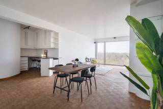 Gezellig appartement op de 10de verdieping van een verzorgd gebouw met lift! <br />Zeer rustig gelegen en toch op wandelafstand van winkels, scholen en openbaar vervoer! <br />Het appartement heeft als indeling: inkomhal met ingemaakte kast; apart toilet met handenwasser; woonkamer op parketvloer met aansluitend een terras; ingerichte open keuken met kasten en toestellen (o.a. dampkap, gasvuur, combi-oven, koelkast, diepvries, afwasmachine en dubbele spoelbak) met aansluitend een terras; 2 slaapkamers (15 m² - 11 m²); badkamer met lavabomeubel en hoekbad. Als extra is er een privatieve kelderberging, gemeenschappelijke fietsenberging en gemeenschappelijke tuin. Autostaanplaats verplicht bij aan te kopen aan 15.000€. <br />EPC = 205 kWh/m²<br />P-score: C G-score:B<br />stedenbouwkundige inlichtingen in aanvraag